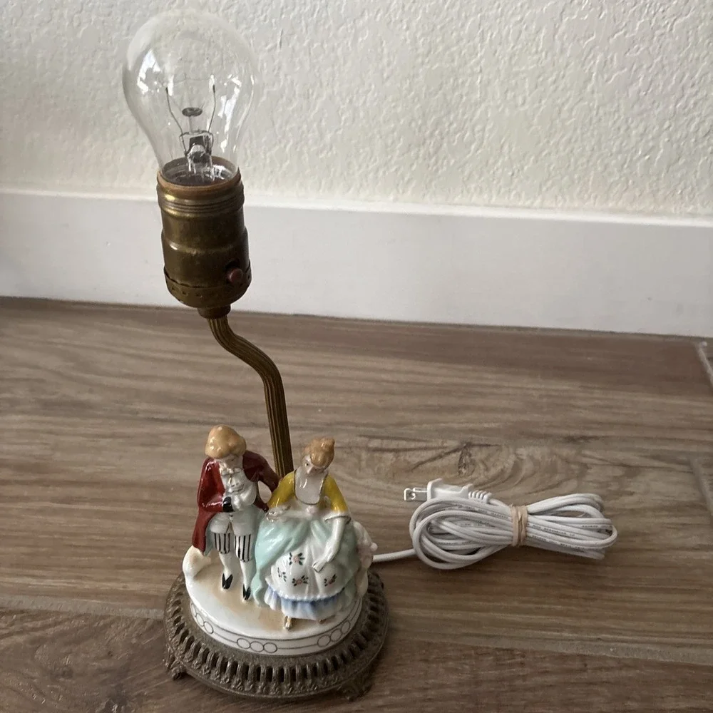 Antique 1930s bedroom table lamp Porcelain colonial figures 12